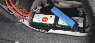 Акумулятор на BMW 320i
